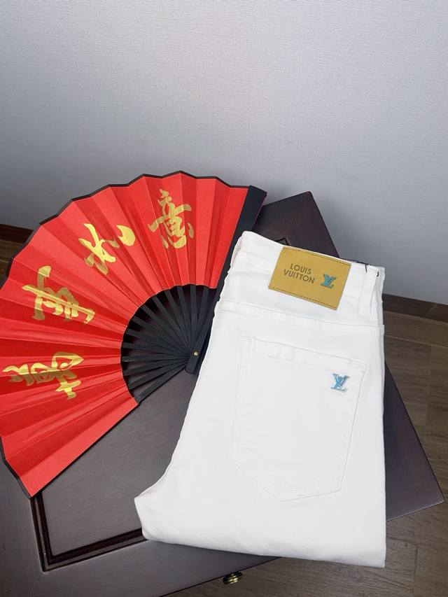 Lv 26Ss春夏薄款新品男士牛仔裤，男士小脚裤修身百搭款。弹力面料修身剪裁贴合腿形却不紧绷，久坐、活动都无束缚感。 后袋独特的缝线纹路搭配皮质腰牌，在细节处彰