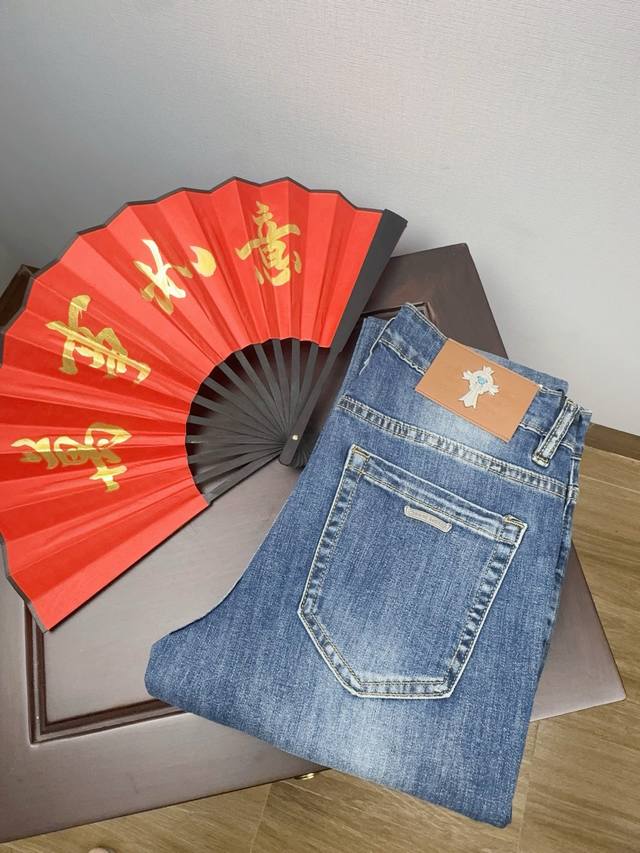 克罗心26Ss春夏薄款新品男士牛仔裤，男士小脚裤修身百搭款。弹力面料修身剪裁贴合腿形却不紧绷，久坐、活动都无束缚感。 后袋独特的缝线纹路搭配皮质腰牌，在细节处彰