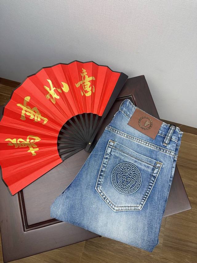 范思哲 Versace26Ss春夏薄款新品男士牛仔裤，男士小脚裤修身百搭款。弹力面料修身剪裁贴合腿形却不紧绷，久坐、活动都无束缚感。 后袋独特的缝线纹路搭配皮质