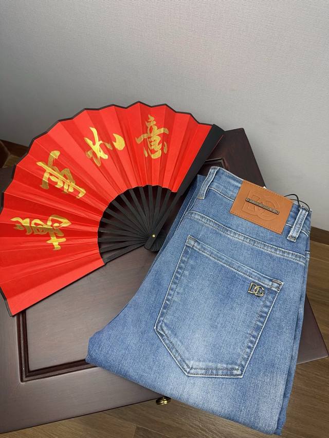 D&G 杜嘉班纳26Ss春夏新品男士牛仔裤,男士小脚裤修身百搭款。弹力面料修身剪裁贴合腿形却不紧绷,久坐、活动都无束缚感。 后袋独特的缝线纹路搭配皮质腰牌,在细 D&G 杜嘉班纳26Ss春夏新品男士牛仔裤,男士小脚裤修身百搭款。弹力面料修身剪裁贴合腿形却不紧绷,久坐、活动都无束缚感。 后袋独特的缝线纹路搭配皮质腰牌,在细
