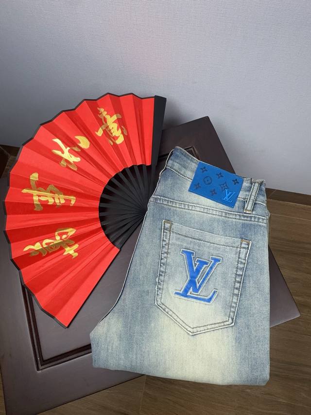 Lv26Ss春夏薄款新品男士牛仔裤，男士小脚裤修身百搭款。弹力面料修身剪裁贴合腿形却不紧绷，久坐、活动都无束缚感。 后袋独特的缝线纹路搭配皮质腰牌，在细节处彰显