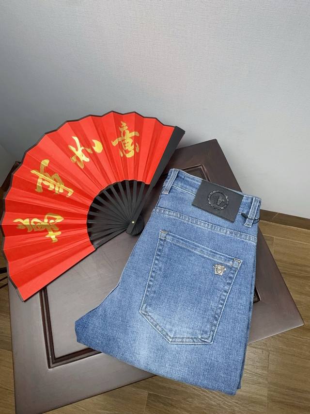 Versace26Ss春夏薄款新品男士牛仔裤，男士小脚裤修身百搭款。弹力面料修身剪裁贴合腿形却不紧绷，久坐、活动都无束缚感。 后袋独特的缝线纹路搭配皮质腰牌，在