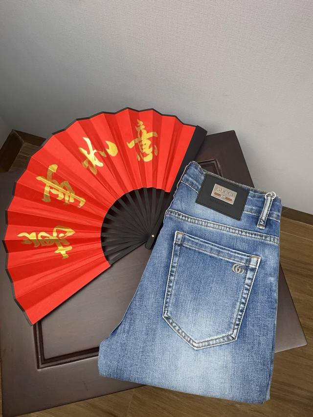 Gucci26Ss春夏薄款新品男士牛仔裤，男士小脚裤修身百搭款。弹力面料修身剪裁贴合腿形却不紧绷，久坐、活动都无束缚感。 后袋独特的缝线纹路搭配皮质腰牌，在细节