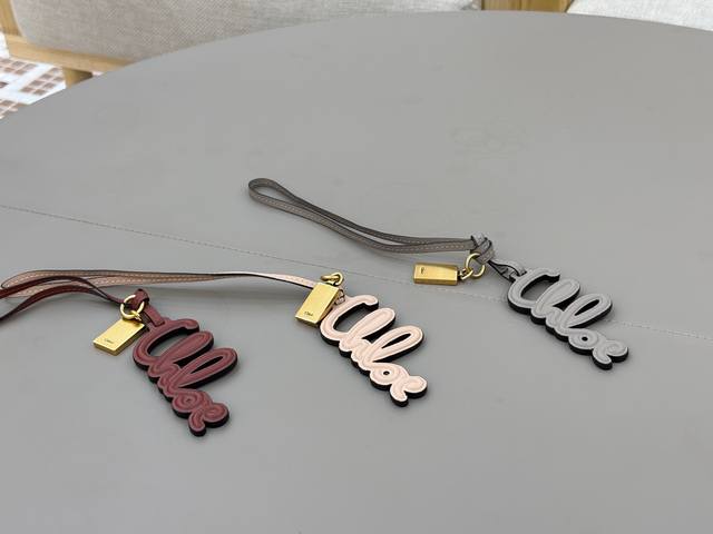 This Chloe Logo bag charm is made of glossy calfskin and combines the Chlo