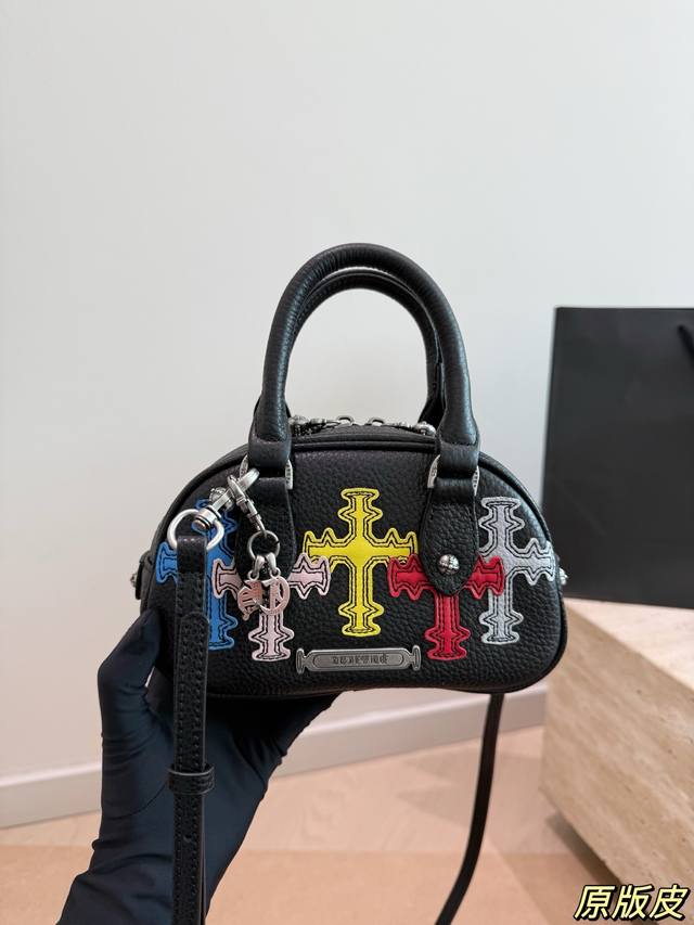 Top-grain cowhide leather Chrome Hearts new shell bag. Please note it's a genuin
