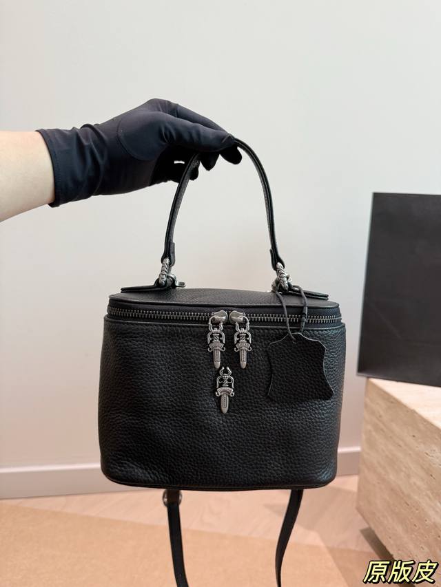 Top-grain cowhide leather Chrome Hearts new cosmetic bag. Please note it's a gen