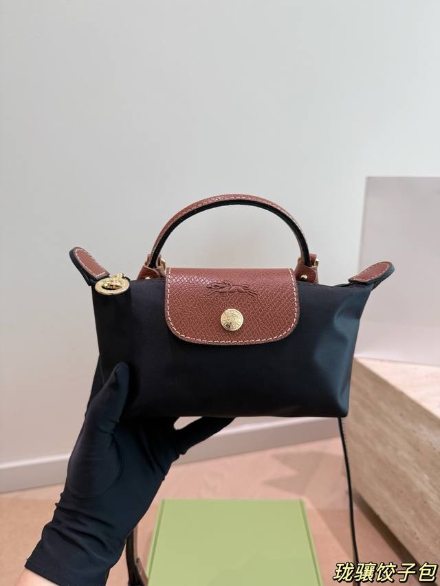 Comes with box. Size: 17*10cm. Affordable and practical bag choice! Longchamp. C