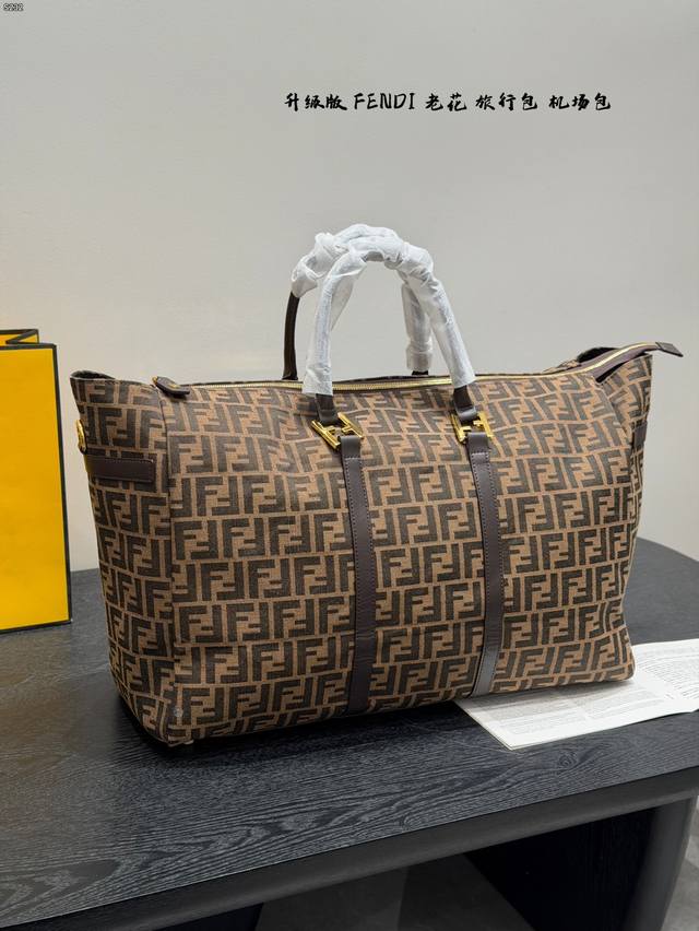 No box, size 43.34, Fendi travel bag/airport bag. An ideal choice for everyday c No box, size 43.34, Fendi travel bag/airport bag. An ideal choice for everyday c