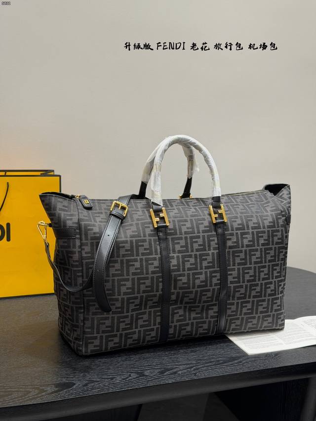 No box, size 43.34, Fendi travel bag/airport bag. An ideal choice for everyday c No box, size 43.34, Fendi travel bag/airport bag. An ideal choice for everyday c
