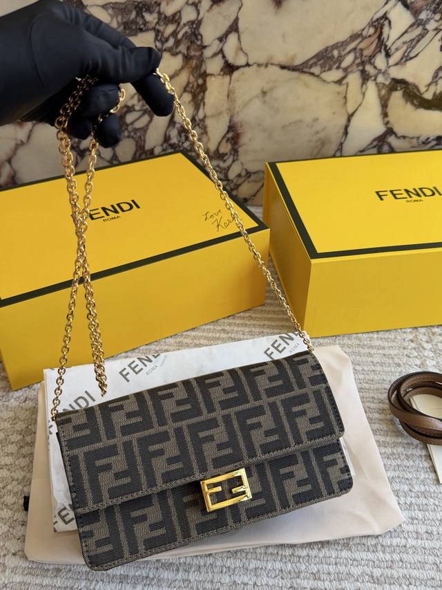 210 Comes with box. Size: 20*10cm. Fendi's new underarm bag! The monogram color 210 Comes with box. Size: 20*10cm. Fendi's new underarm bag! The monogram color