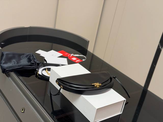 p Celine's new retro bag, the Soft Triomphe, comes with a box. The rich caramel