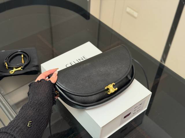 p Celine's new retro bag, the Soft Triomphe, comes with a box. The rich caramel