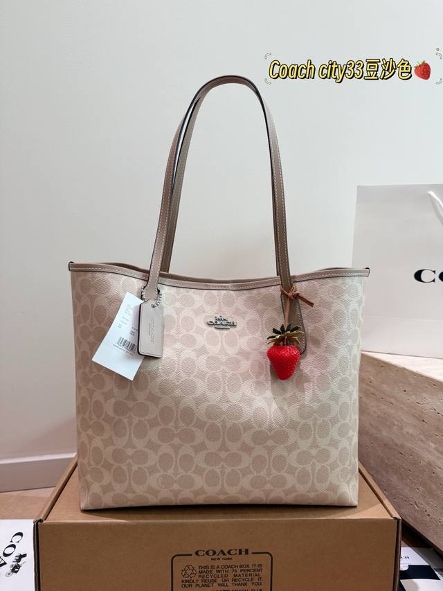 with strawberry charm Size: 35*27cm with box Coach tote bag City33 I have to say with strawberry charm Size: 35*27cm with box Coach tote bag City33 I have to say