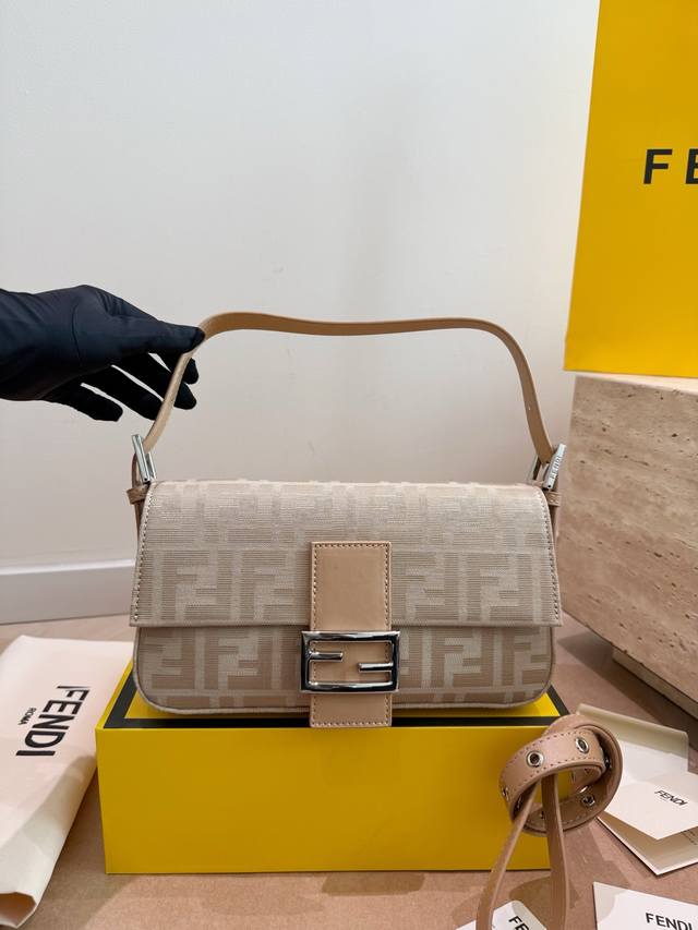 Comes with gift box Fendi's new Baguette bag, a popular underarm bag among onlin Comes with gift box Fendi's new Baguette bag, a popular underarm bag among onlin