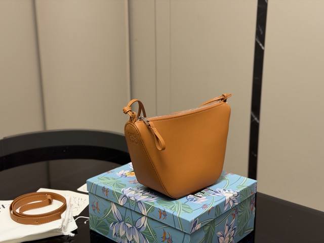 p with box Size: Bottom width 17cm, Top width 27cm, Height 16cm Loewe Hammock Ho