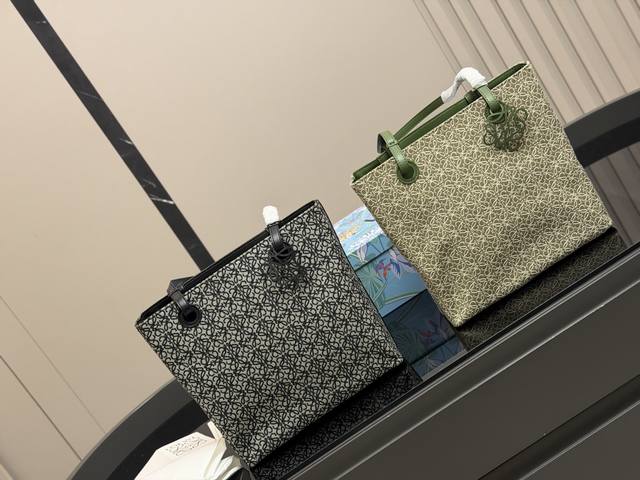p Size: 29*28Cm Loewe canvas tote bag A surprisingly spacious bag I've been carr
