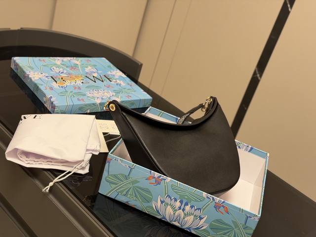 p Loewe Luna Bag with box Loewe Luna is so beautiful I had to take a picture The