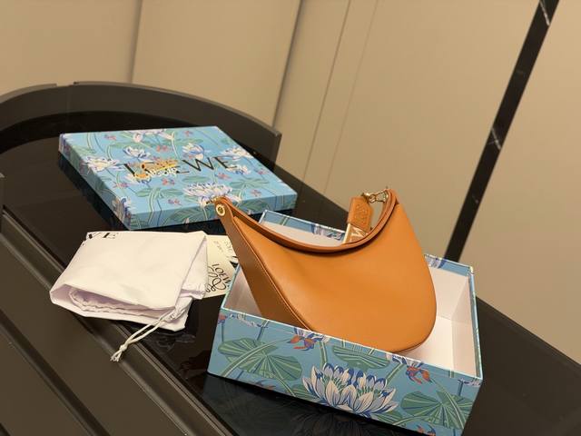 p Loewe Luna Bag with box Loewe Luna is here! So beautiful I had to take a pictu