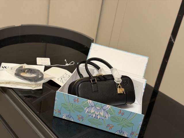 p with box Size: 24*12Cm Loewe bowling briefcase The bag has just the right amou
