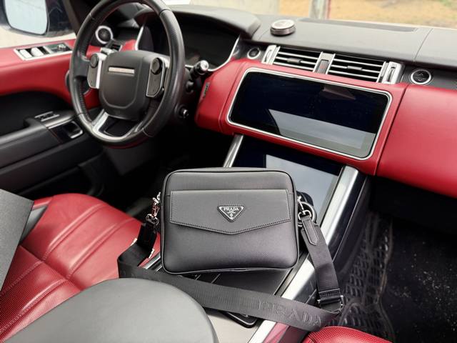 High-end new "Prada" shoulder bag/crossbody bag, Extreme brand logo, zip closure High-end new "Prada" shoulder bag/crossbody bag, Extreme brand logo, zip closure