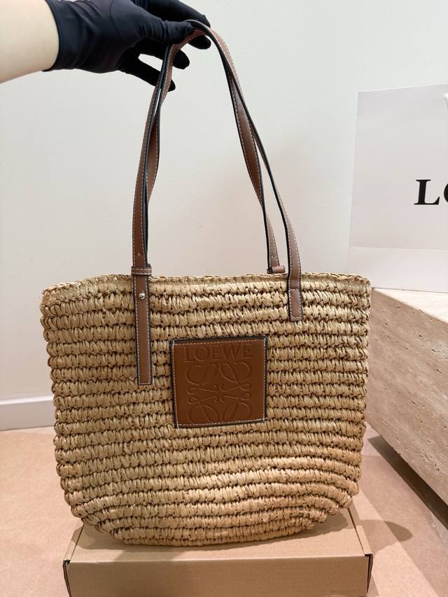 Size: 32 26cm Loewe Straw Bag Such a beautiful straw bag for summer, why not own