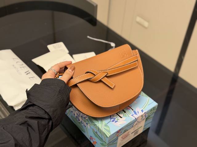 p with box. Size: 18.13cm. Loewe mini bag. The new shoulder strap is beautiful!
