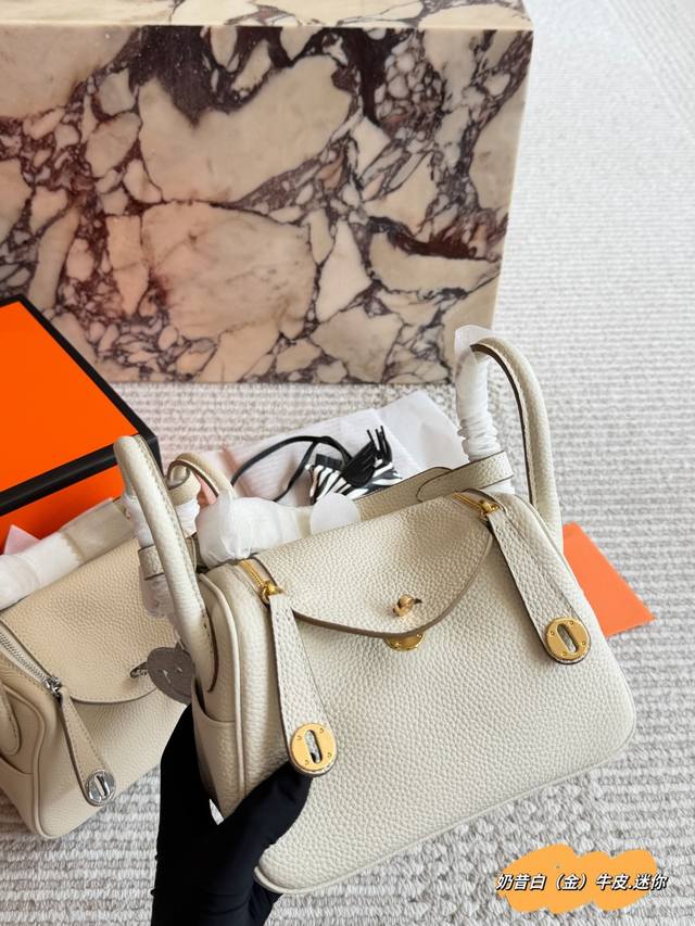250 Comes with full packaging. Size: 19*13cm. Made of top-grain cowhide! H&M Min 250 Comes with full packaging. Size: 19*13cm. Made of top-grain cowhide! H&M Min