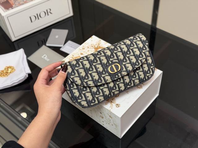 p Comes with a folding box/airplane box. Size: 22.12cm. The most stylish WOC (Wa