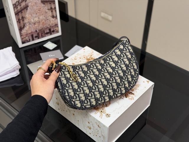 p Full packaging Dior Lounge Moon Bag, a bag that can be both stylish and sweet!