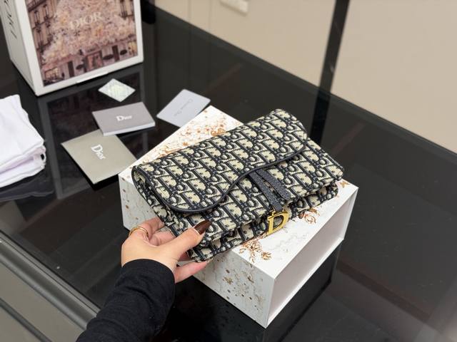 p with folding box Size: 22.15Cm The most stylish WOC Dior monogram chain bag Vi