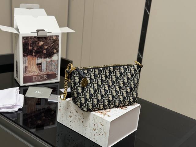 p Comes with a folding box/airplane box. Dior bento bag. Top-quality original Di