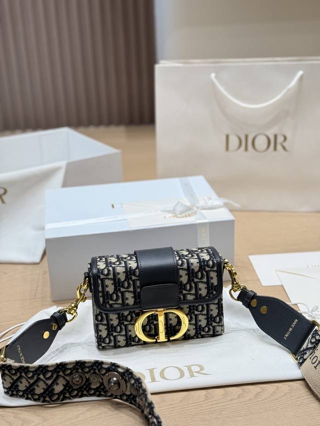 Top-quality original single-piece fabric Roman strap mini Dior Box bag. This new