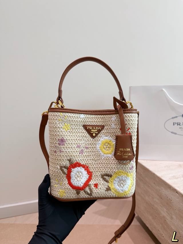 Size: 18.19cm Prada Milk Fufu Size: 18.19cm Prada Milk Fufu