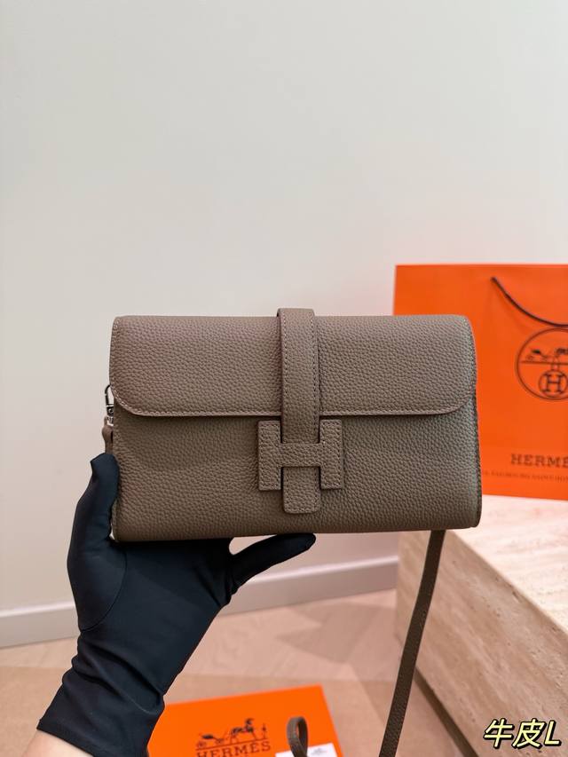 Hermes new top-grain leather clutch/crossbody bag with adjustable shoulder strap Hermes new top-grain leather clutch/crossbody bag with adjustable shoulder strap