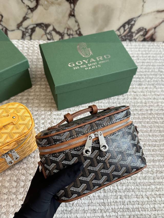 200 Comes with box Size: 18*12cm I have a makeup bag now! Goyard toiletry bag/ma