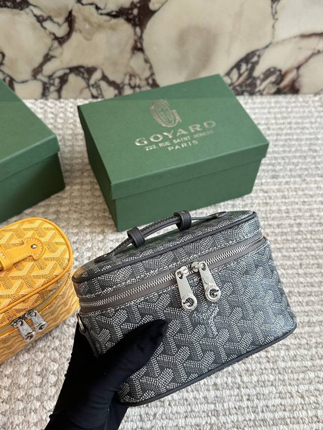 200 Comes with box Size: 18*12cm I have a makeup bag now! Goyard toiletry bag/ma