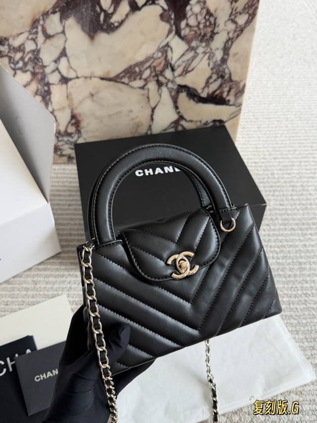Chanel Kelly Black and Gold Handbag This Chanel Kelly black and gold handbag fea