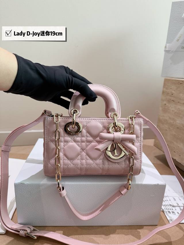 Comes with box and bow. Size: 19cm (official website size). Matching color to th