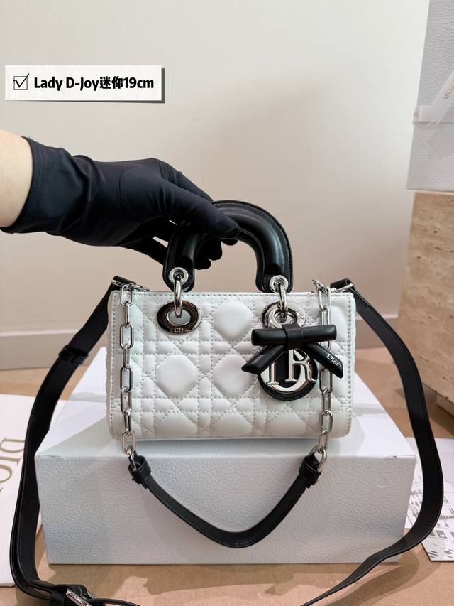 Comes with box and bow. Size: 19cm (official website size). Matching color to th