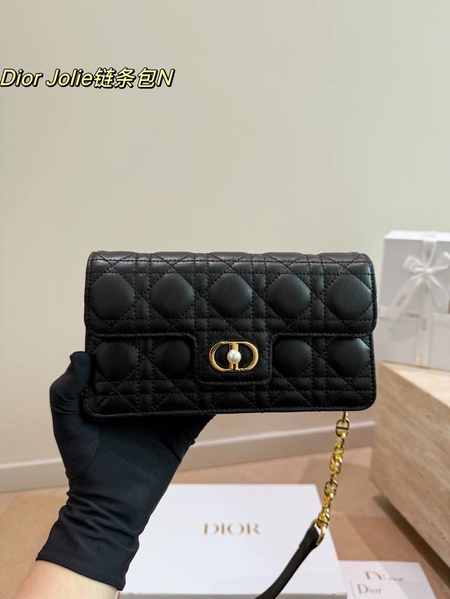 Comes with gift box. Dior Jolie chain bag. Loves Jolie's signature pearl clasp.