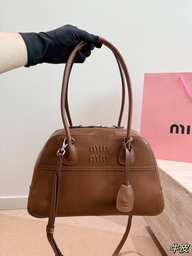 Top-grain leather Miu Miu Vivant bowling bag. A classic design with supple leath