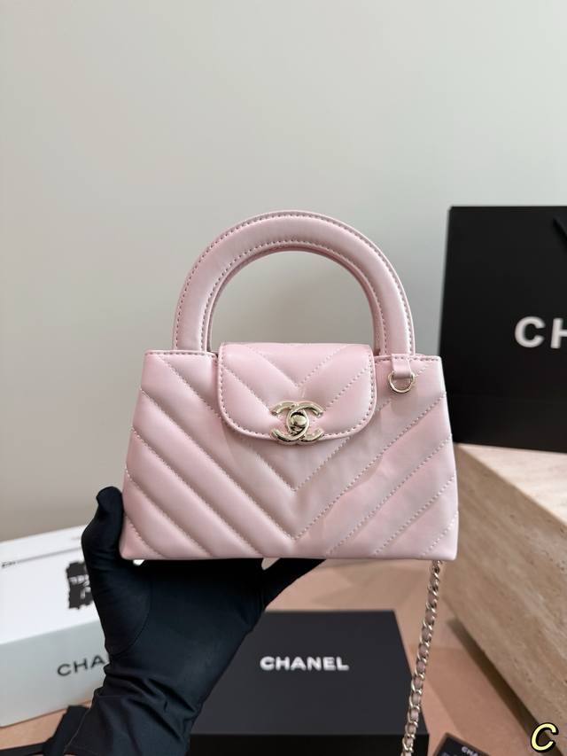 Chanel Kelly Handbag This Chanel Kelly handbag features classic V-pattern quilti