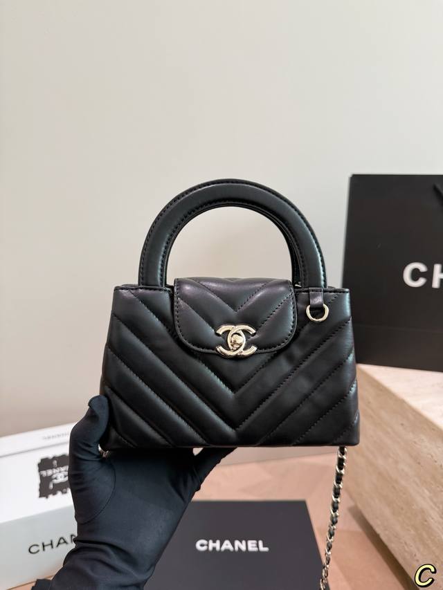 Chanel Kelly Handbag This Chanel Kelly handbag features classic V-pattern quilti