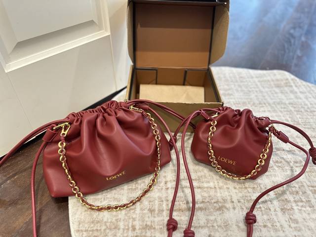 Gift box packaging. Loewe chain lucky bag. Very high-end feel. Super large capac