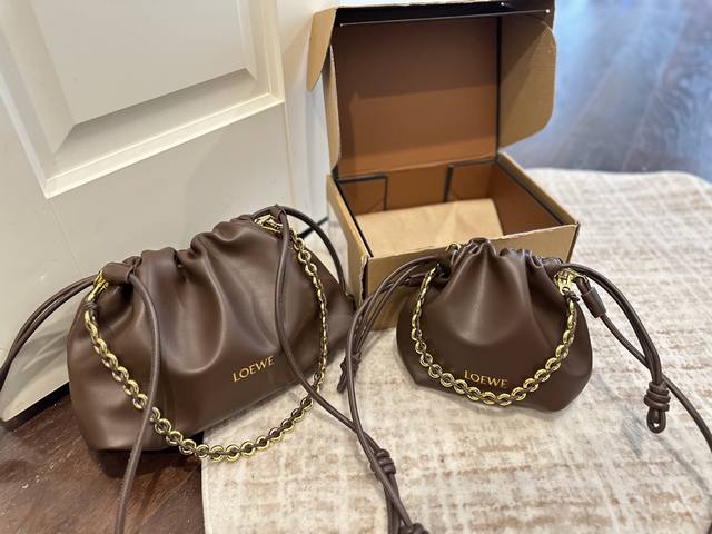 Gift box packaging. Loewe chain lucky bag. Very high-end feel. Super large capac