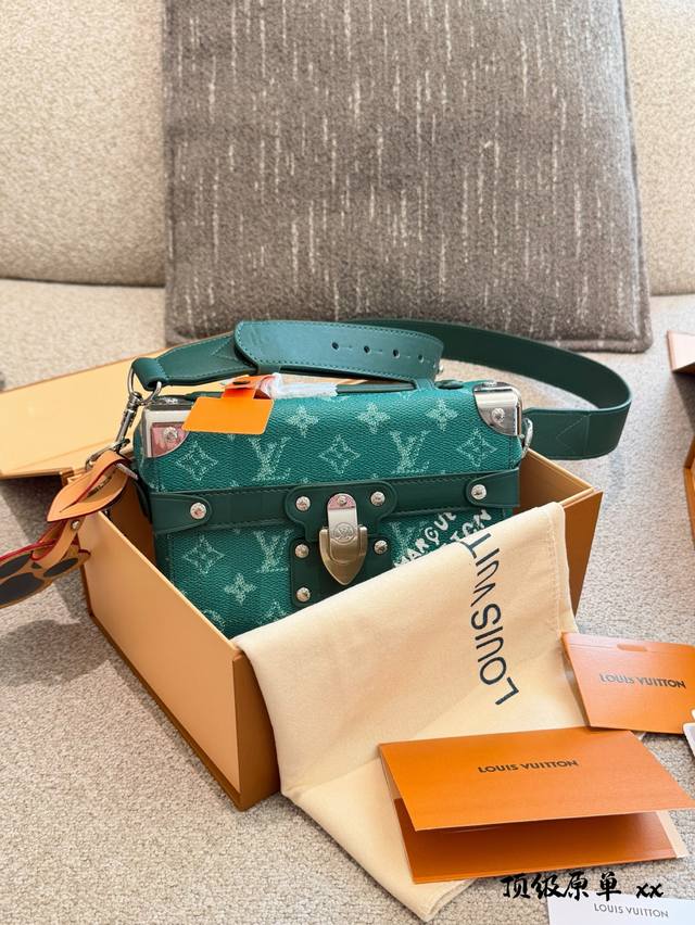 LV Soul Trunk Paw Print Box Bag. Made of green Monogram Heritage coated canvas w
