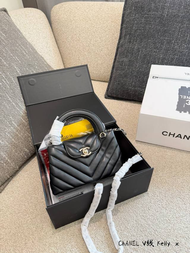 Chanel Kelly Black and Gold Handbag This Chanel Kelly black and gold handbag fea