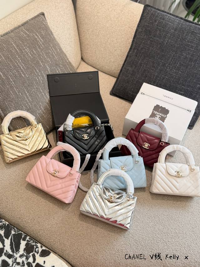 Chanel Kelly Black and Gold Handbag This Chanel Kelly black and gold handbag fea