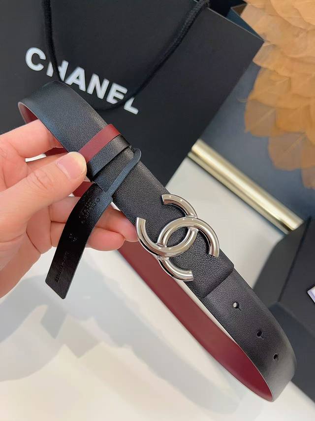 香奈儿Chanel 双面用女士腰带 这款采用头层牛皮制作,现代的新女性标志,黄铜金属,时尚休闲易搭配各类服饰。 腰带宽度:3.0Cm 香奈儿Chanel 双面用女士腰带 这款采用头层牛皮制作,现代的新女性标志,黄铜金属,时尚休闲易搭配各类服饰。 腰带宽度:3.0Cm
