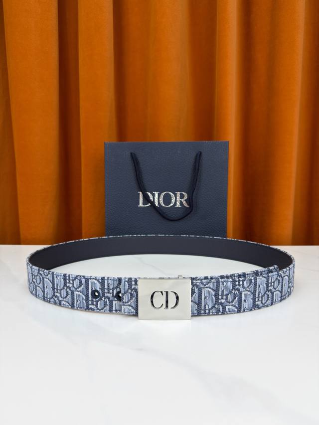 200 Dior 迪奥3.5Cm宽度腰带，甄选经典Oblique老花帆布，蓝白交织纹理隽永复古。方形金属扣镂空Cd标识，银色或哑光金可选，光泽内敛高级。藏蓝荔枝